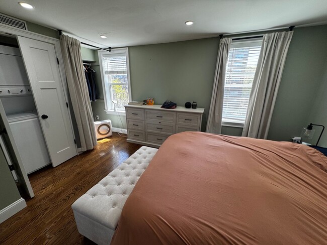 Building Photo - 1 bed 1.5 bath with roof deck, no undergrads, central air, W/D in unit