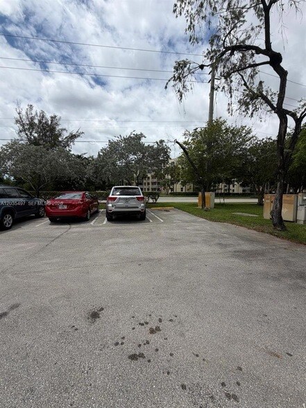 Building Photo - 8443 Royal Palm Blvd