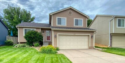 Building Photo - Spacious Elkhorn Three Bedroom!