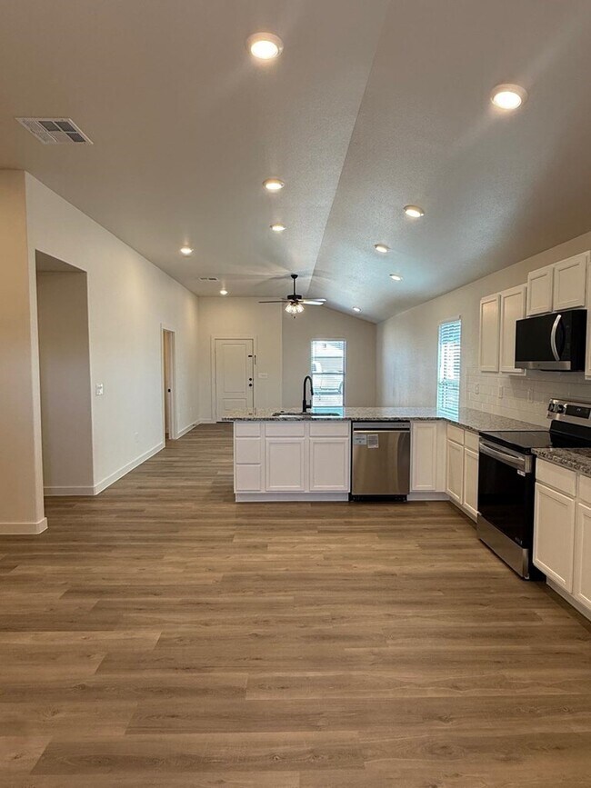 Building Photo - 6309 Poppy Dr