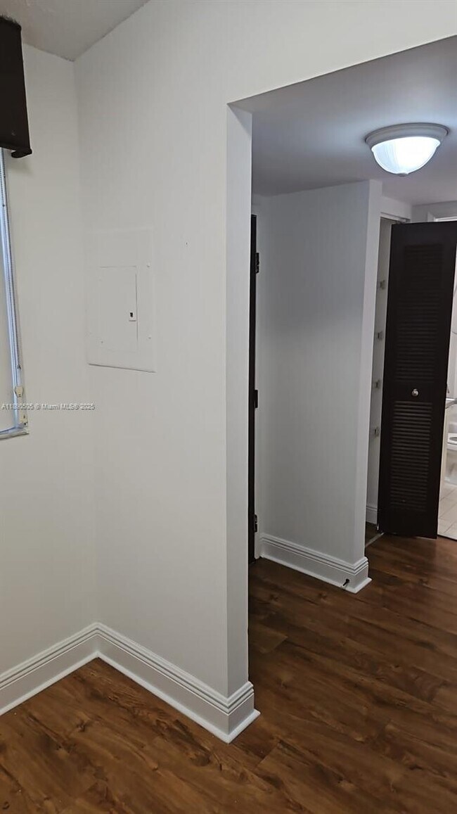 Building Photo - 9851 Nob Hill Ct