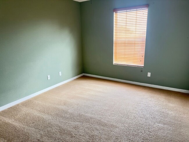 Building Photo - Call Ed for showings (352) 217-0284