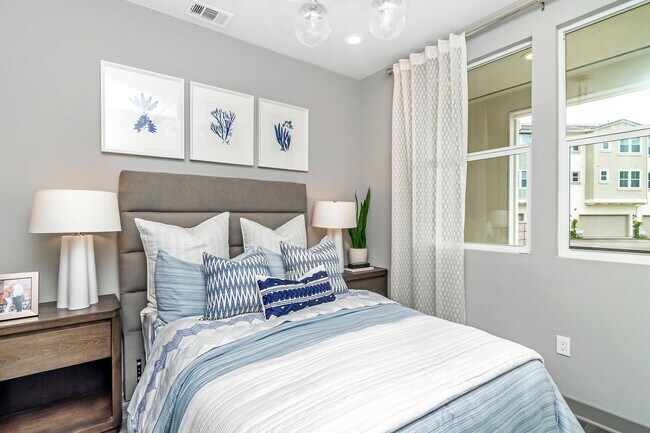 Building Photo - Stunning Fully Furnished Tri-Level Townhome 4BD/4BATHS! Central AC/Heat with Solar! 2 Car attache...