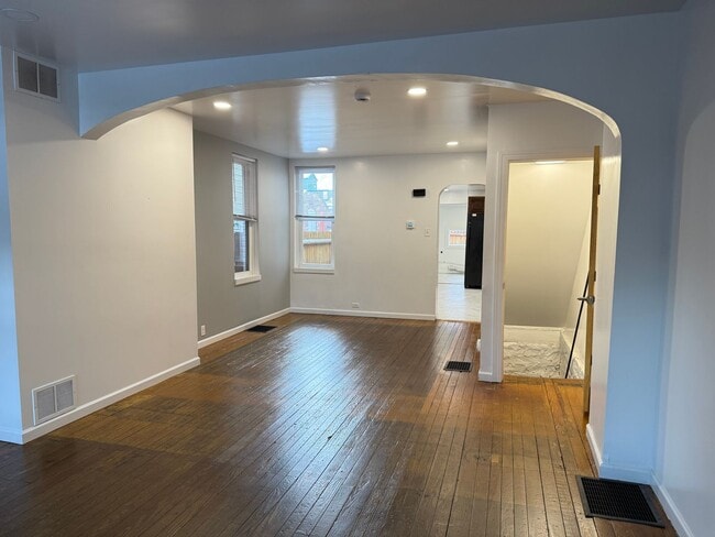 Building Photo - ACCEPTING SECTION 8 - Spacious 3 Bedroom 2 Bathroom Home in Columbia!