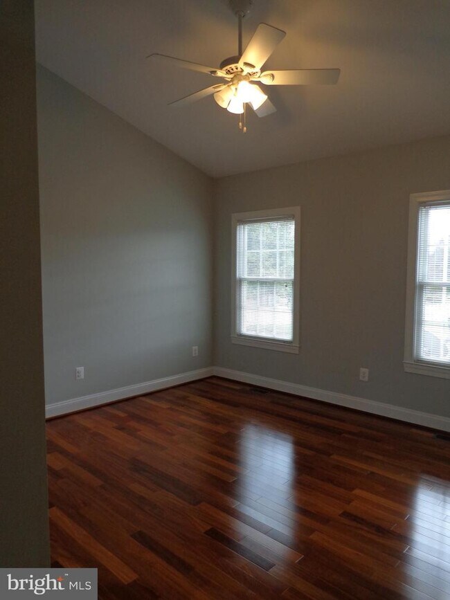 Building Photo - 5590 Old Farm Ln