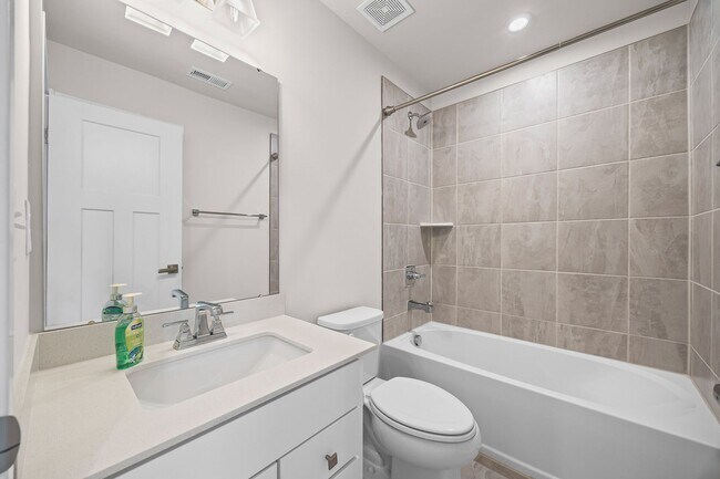 Building Photo - Like new 3-bed, 2.5 bath townhome in Cramerton Mills Parkway!