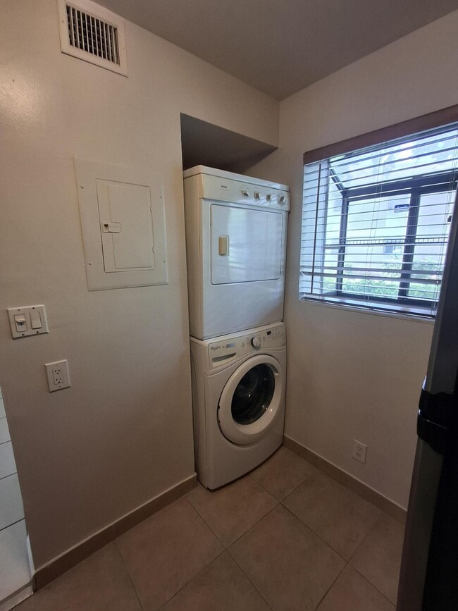 Building Photo - 512 Gardens Dr