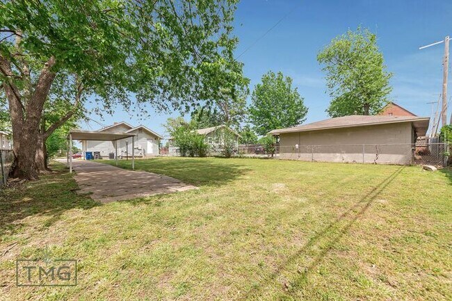 Building Photo - 2 Bed, 2 Bath Home Near TU