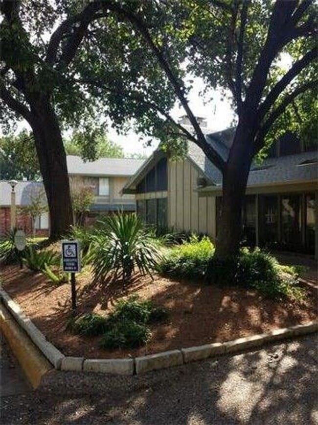 Building Photo - 3/1.5 Townhouse in Great location