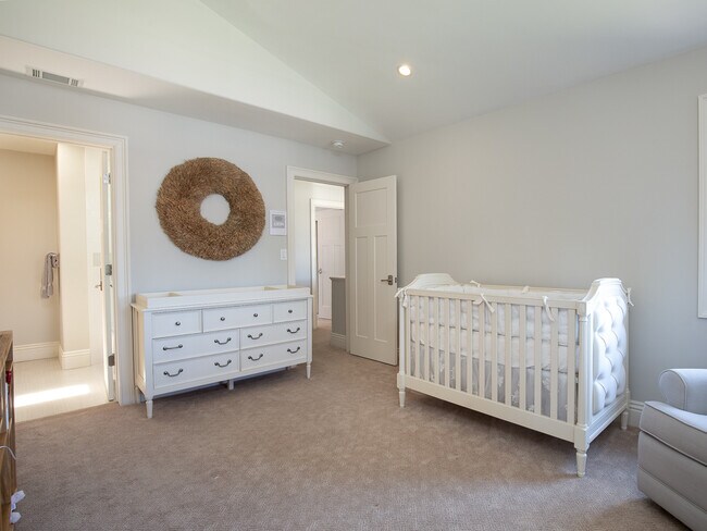 Building Photo - Exquisite Tree Section Home with A/C