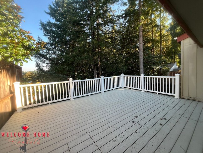 Building Photo - 2 bedroom townhome condo with AMAZING view, brand new carpeting and a fresh coat of paint!!!