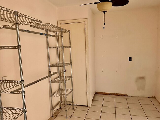 Building Photo - 2621 N Vega Ave