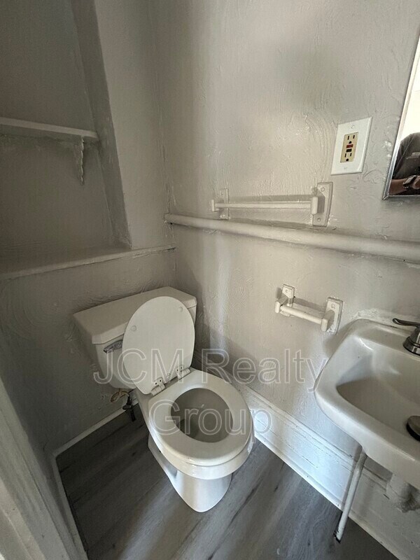 Building Photo - 829 Broadway