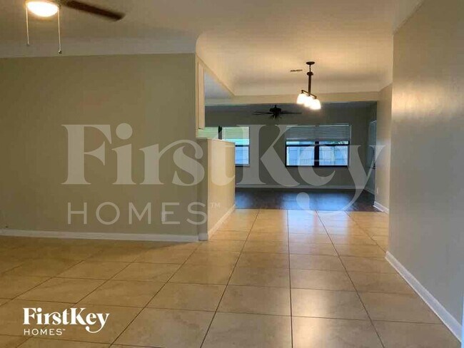Building Photo - 1302 Crest Dr