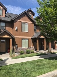 Building Photo - Gorgeous 3x2 townhouse with bonus loft, si...