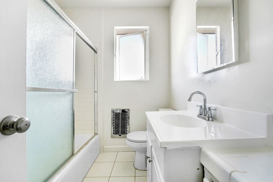 Building Photo - 3144-3152 S. Barrington Ave in Mar Vista - Has a Pool!