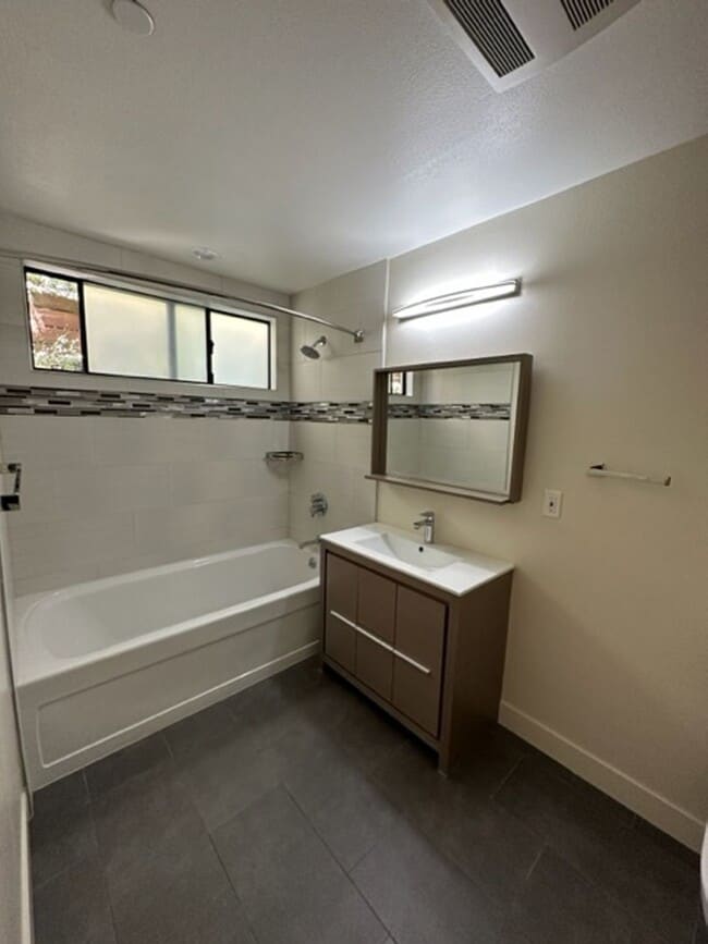 Building Photo - 536 S El Molino Ave