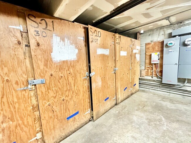 Building Photo - Epic REA: Bright Top Floor Corner Studio w...