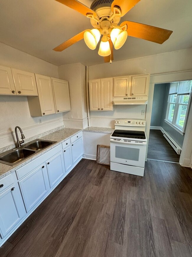 Building Photo - Beautiful 2 bed 2 bath house in Churchill