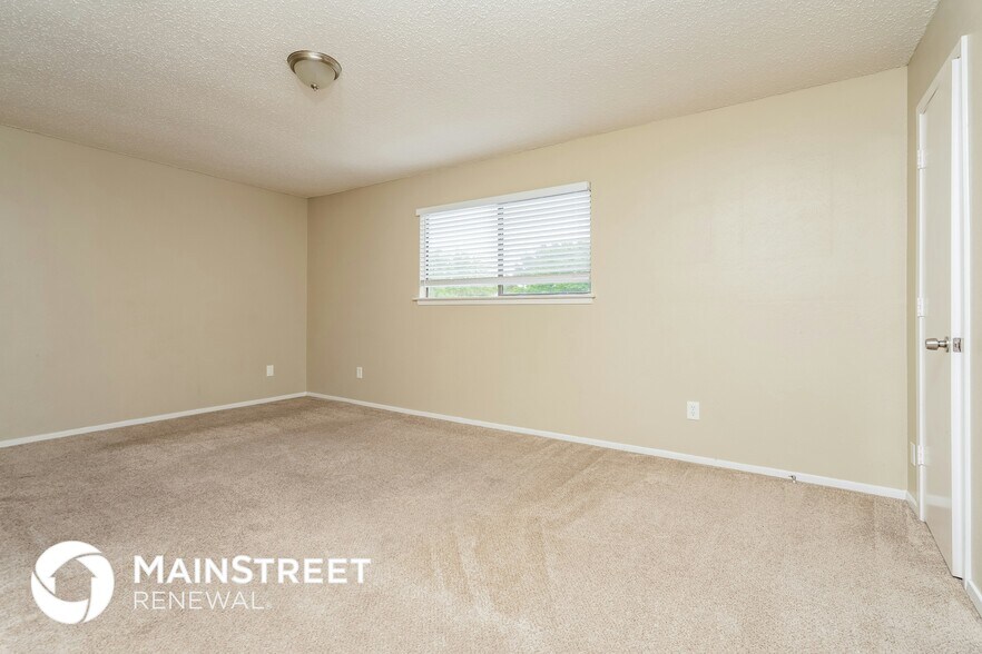 Building Photo - 2437 Channing Dr