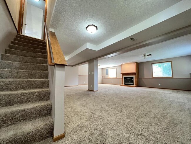 Building Photo - 2305 Eastlawn Dr