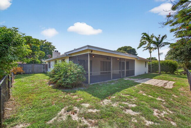 Building Photo - 1202 Essex Dr