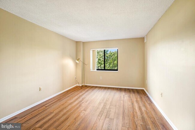 Building Photo - 15101 Interlachen Dr