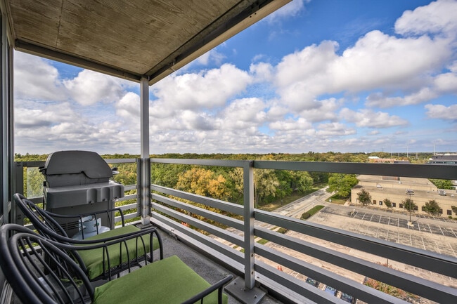 Building Photo - 9725 Woods Dr