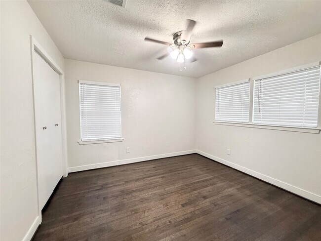 Building Photo - 523 Wisteria St