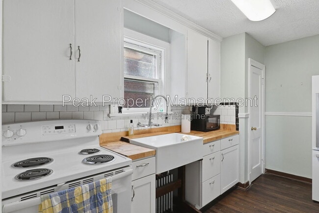 Building Photo - 3022 Grayland Ave