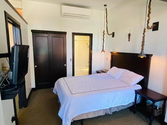 Building Photo - 12 W Poplar Ave