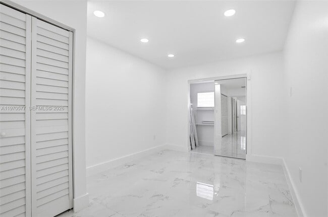 Building Photo - 5521 SW 104th Ave