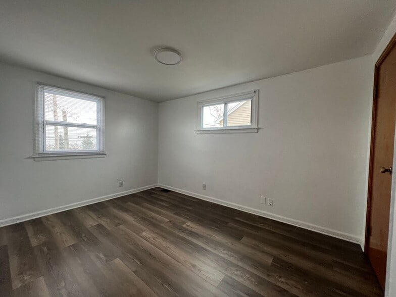 Building Photo - 512 Cayuga Rd