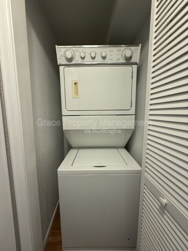 Building Photo - 1582 Taft St