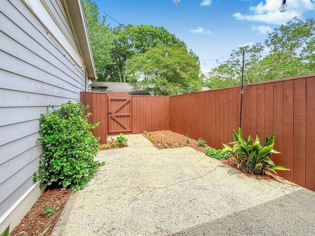 Building Photo - 5030 Meadow Ln