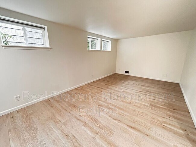 Building Photo - 3854 30th Ave W