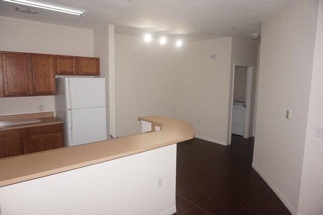 Building Photo - Spacious and Updated 1 Bedroom in Villa Valencia