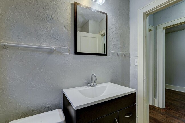 Building Photo - Lovely 1 Bed Home with new Balcony: 1407 1/2 Northwest 17th Street