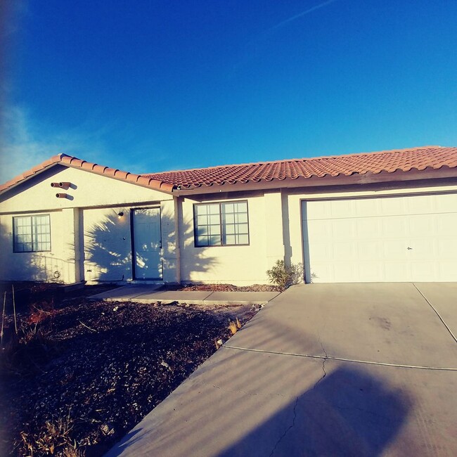 Building Photo - SINGLE FAMILY HOME WITH 2 CAR GARAGE ATTACHED