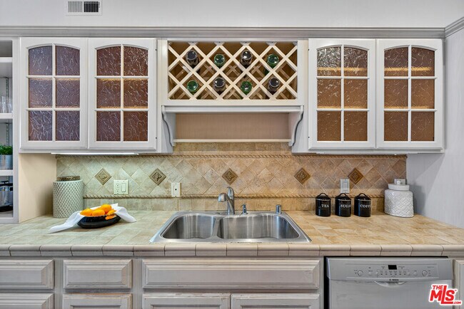 Building Photo - 1920 Pandora Ave