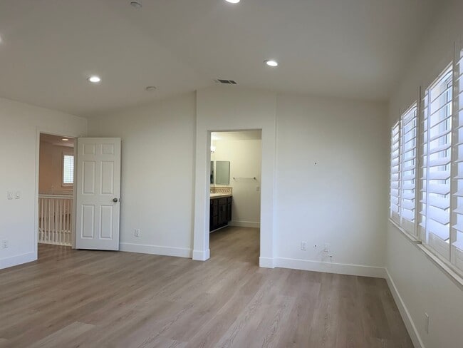 Building Photo - Amazing 5 bedroom home for rent in North Fontana