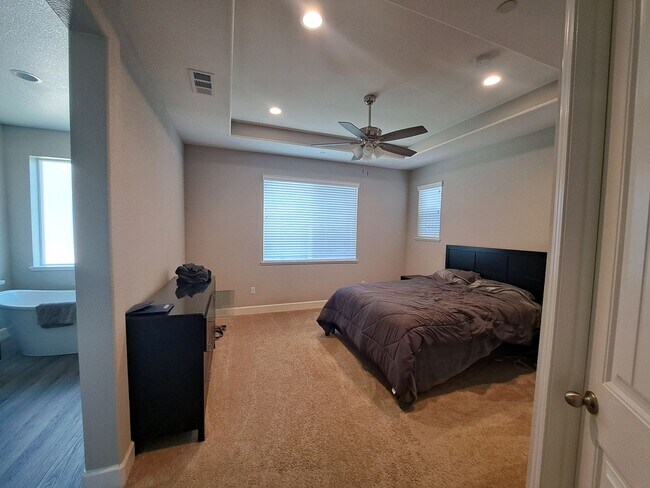 Building Photo - Feels Like a Model Home