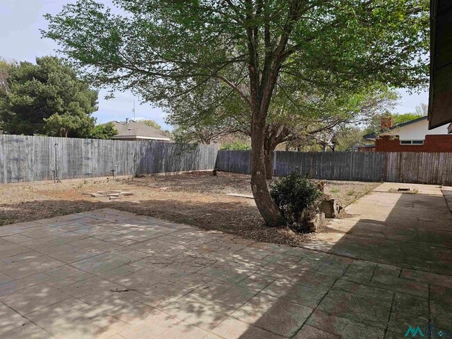 Building Photo - 1600 Arcineiga Dr