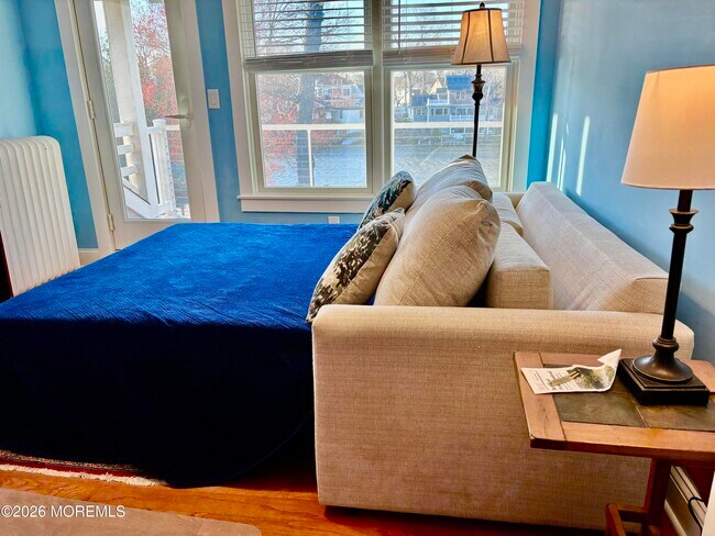 Building Photo - 1305 Locust Dr