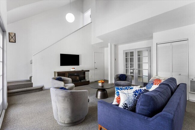 Building Photo - 2101 Shoreline Dr