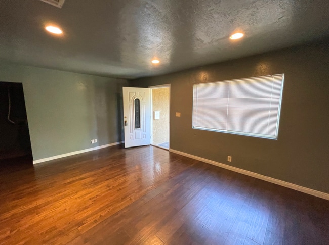 Building Photo - Beautiful, Spacious 3 Bedroom Property in ...