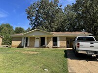 Building Photo - 846 Fernwood St