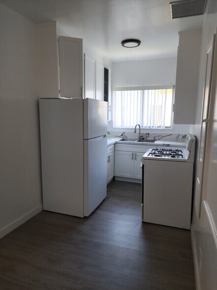 Building Photo - 4767 San Vicente Blvd