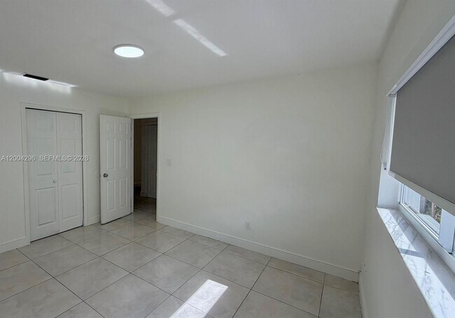 Building Photo - 2803 SW 26th St