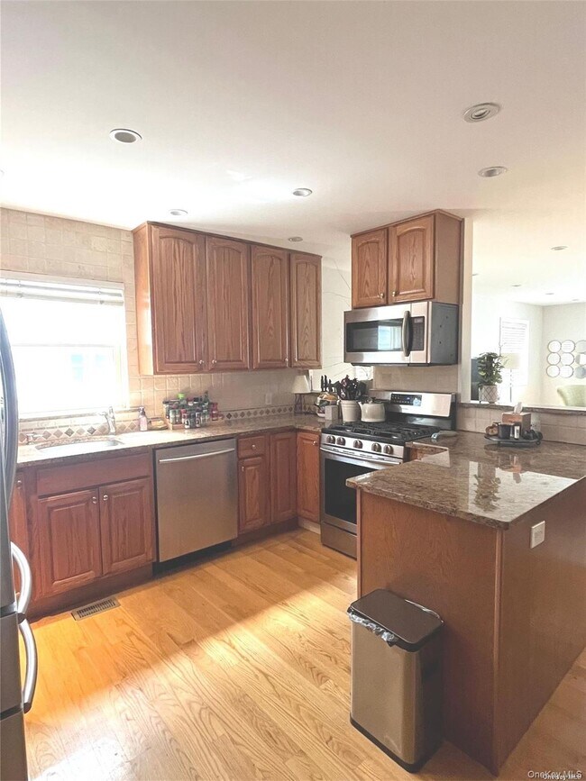 Building Photo - 442 E Beech St